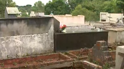Cemitério com mais de mil sepultados está abandonado em São José dos Pinhais