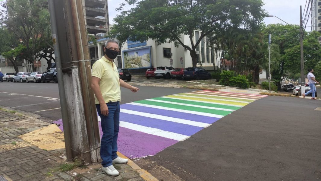Deputado protocola ofício e pede retirada de faixa colorida feita em Foz do Iguaçu