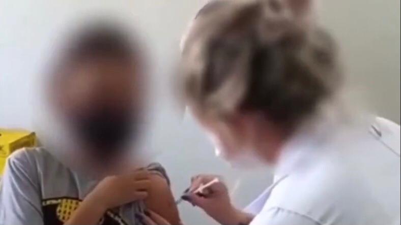Mãe filma enfermeira injetando seringa sem vacina em criança; assista
