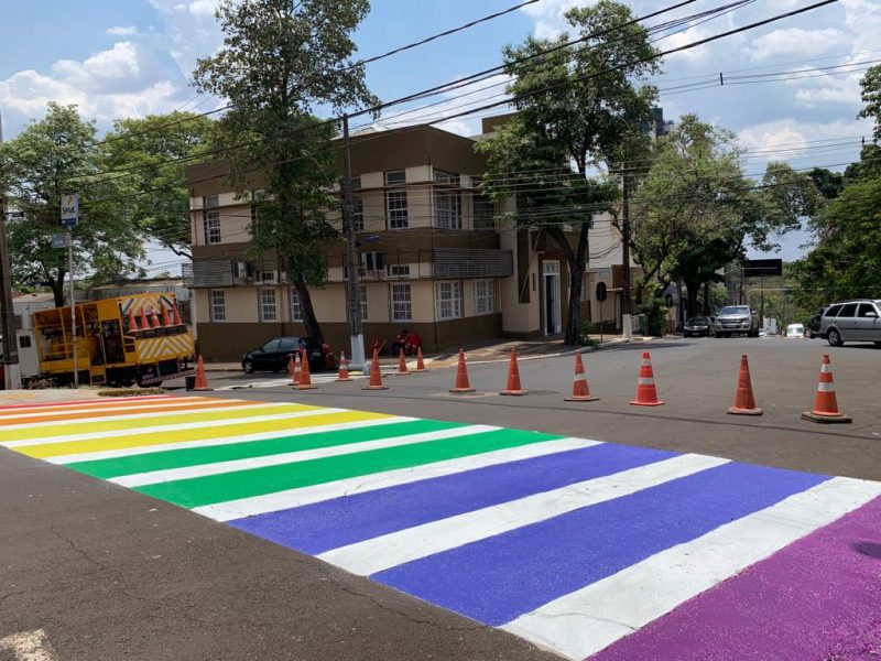 Dia da Visibilidade Trans: Foz do Iguaçu pinta faixa de pedestres com cores da bandeira LGBT