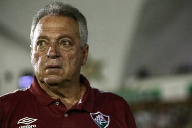 Abel Braga vê Junior melhor contra o Fluminense, mas reclama da arbitragem
