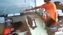 Homem furta cofrinho com doações para o Hospital do Câncer e é flagrado por câmera