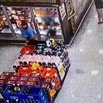 Homem enche as calças de carne e sai correndo de supermercado; veja o vídeo