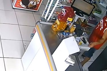 VÍDEO: Homem engana atendente de supermercado e furta celular no caixa