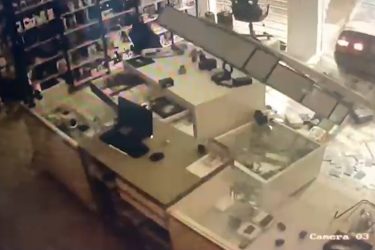 Vídeo: com carro furtado, gangue da marcha à ré arromba loja de eletrônicos e ‘faz a limpa’
