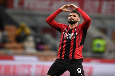 Milan vence Roma e se aproxima da Inter de Milão, líder do Italiano