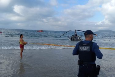 Helicóptero cai no mar em praia de Florianópolis (SC)