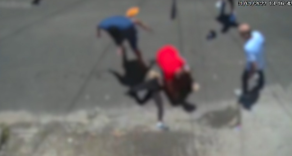 Vídeo: Homem é encurralado por 5 pessoas e apanha até desmaiar