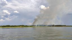 Incêndio em ilha de praia artificial é controlado depois de quase 24h, no oeste do PR