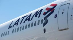 Latam cancela 132 voos devido ao surto de covid; confira lista