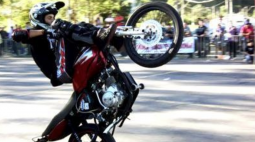 Manobras com motos podem se tornar prática esportiva em Curitiba