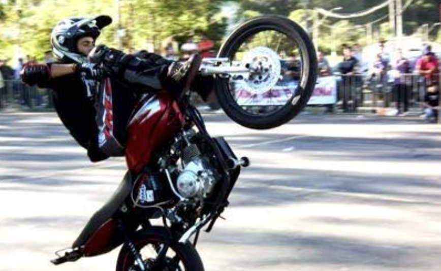 Manobras com motos podem se tornar prática esportiva em Curitiba