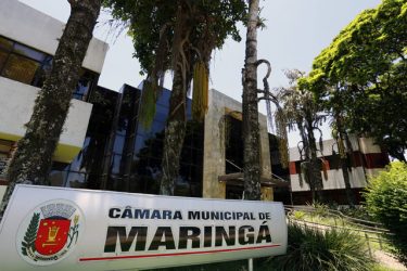 Vereadores de Maringá cobram 13º salário e abono de férias