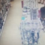 Câmeras flagram homem se masturbando enquanto observa adolescente em loja de shopping
