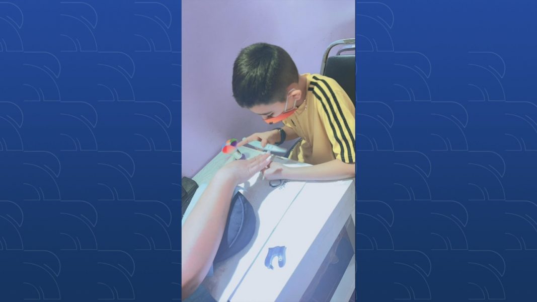 Menino de 9 anos trabalha como manicure para pagar cirurgia do irmão com câncer