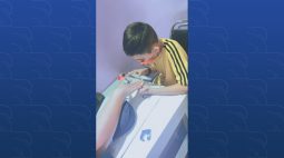 Menino de 9 anos trabalha como manicure para pagar cirurgia do irmão com câncer