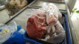 Mercado é interditado após fiscalização em Maringá e polícia apreende 500 kg de carne
