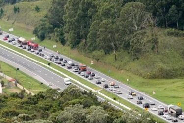 Estradas entre Santa Catarina e Paraná registram lentidão nesta segunda-feira (3)