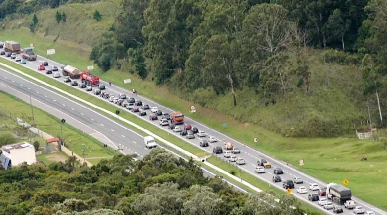Estradas entre Santa Catarina e Paraná registram lentidão nesta segunda-feira (3)