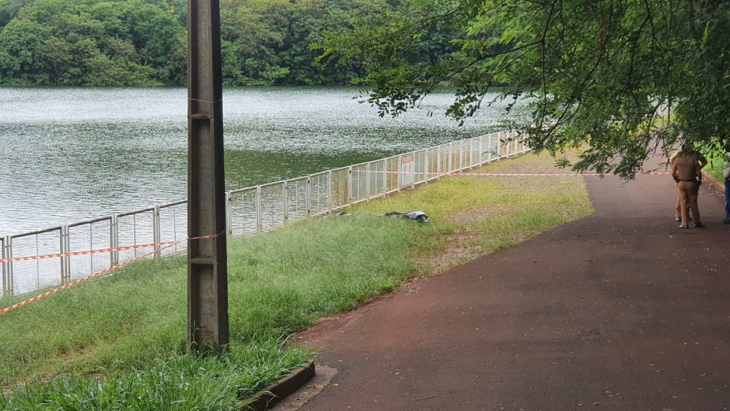 Mulher é encontrada morta boiando em lago do Parque Buracão, em Maringá