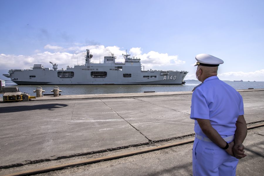 Porto de Paranaguá recebe fragata e navio-aeródromo de mais de 200 metros