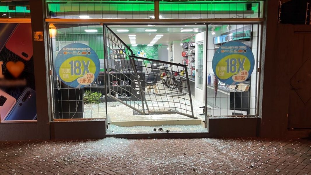 Em menos de um minuto, criminosos destroem loja e deixam prejuízo de R$ 30 mil