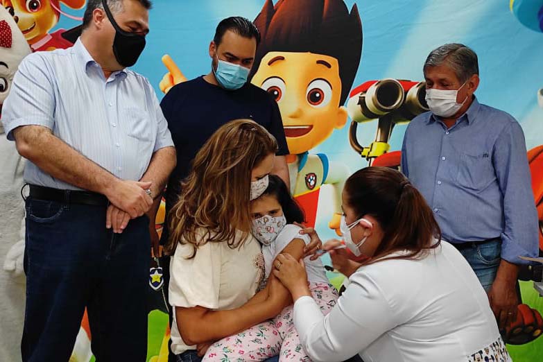Primeira criança paranaense é vacinada contra a Covid-19 em Londrina