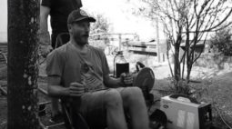 Sem limites: Rodrigo Hilbert constrói montanha-russa no jardim de casa