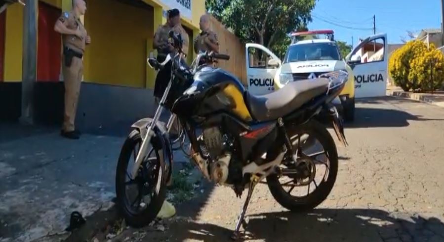 Populares gritam e suspeito é detido por policiais que passavam pelo local, em Londrina