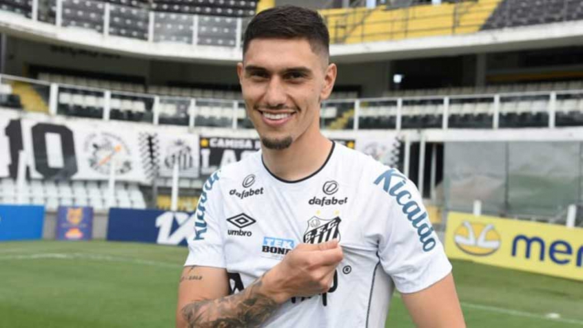 Zagueiro Velázquez fala sobre objetivos do Santos na temporada: “Tem que estar lá em cima”