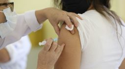 Com chegada de Ômicron, mais de 17 mil paranaenses buscaram a 1ª dose da vacina em janeiro