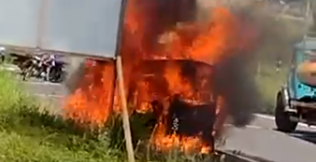 Van fica destruída após pegar fogo na BR-369, em Cambé