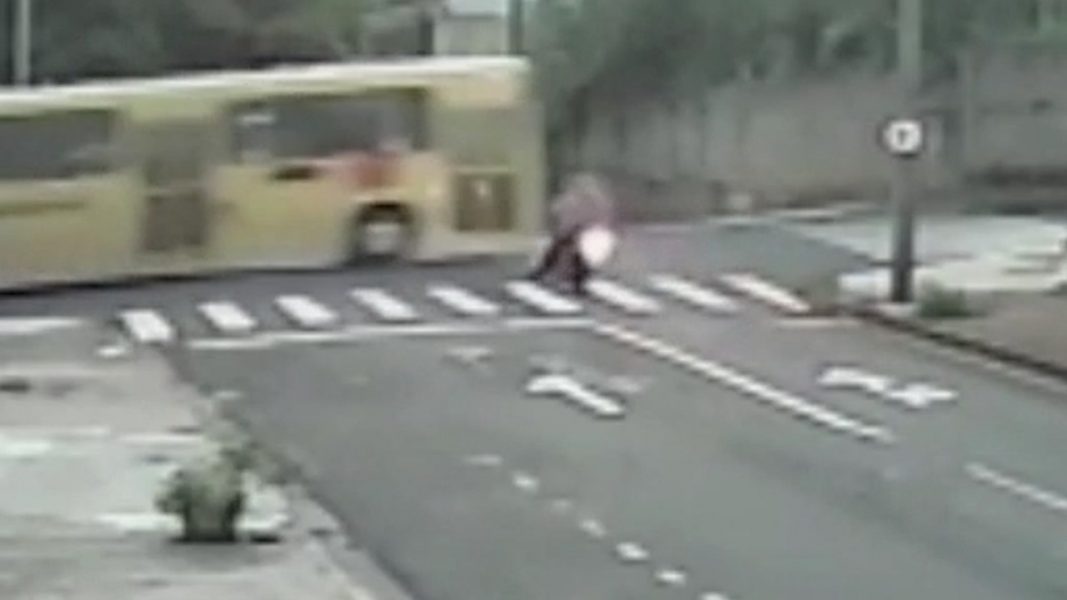[Imagens fortes]: Câmera flagra acidente que matou motociclista no centro de Londrina