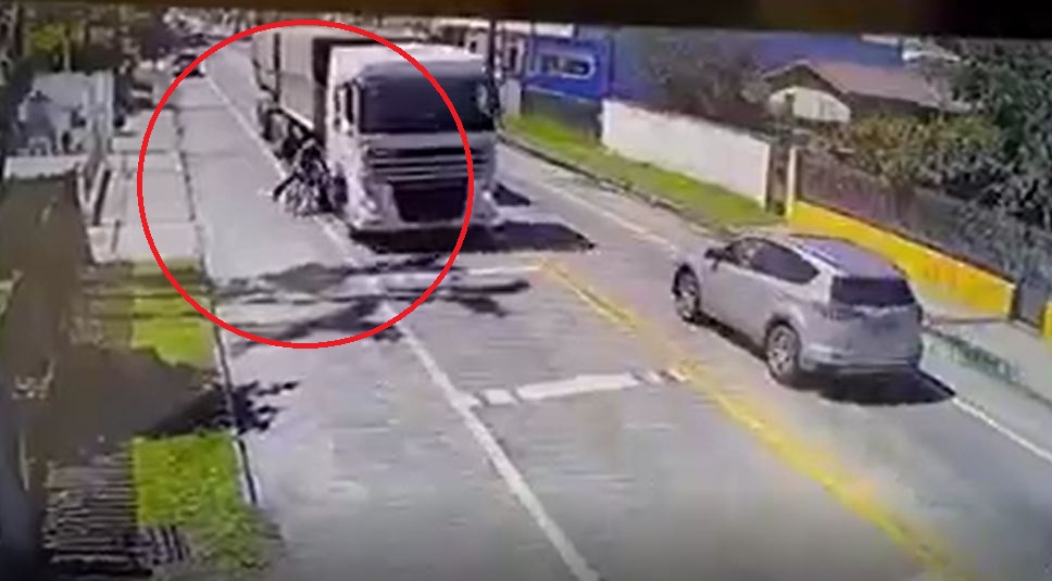 Vídeo: Ciclista escapa da morte após ser atropelado por caminhão em Morretes