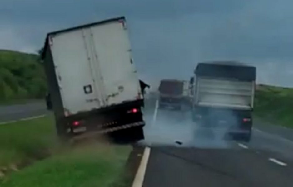 VÍDEO: Caminhão provoca acidente para ‘vingar’ fechada que levou na estrada