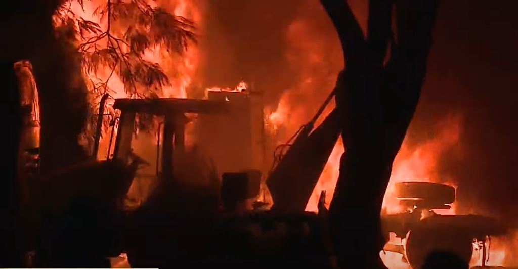 Incêndio em transportadora destrói três caminhões e um trator em Curitiba