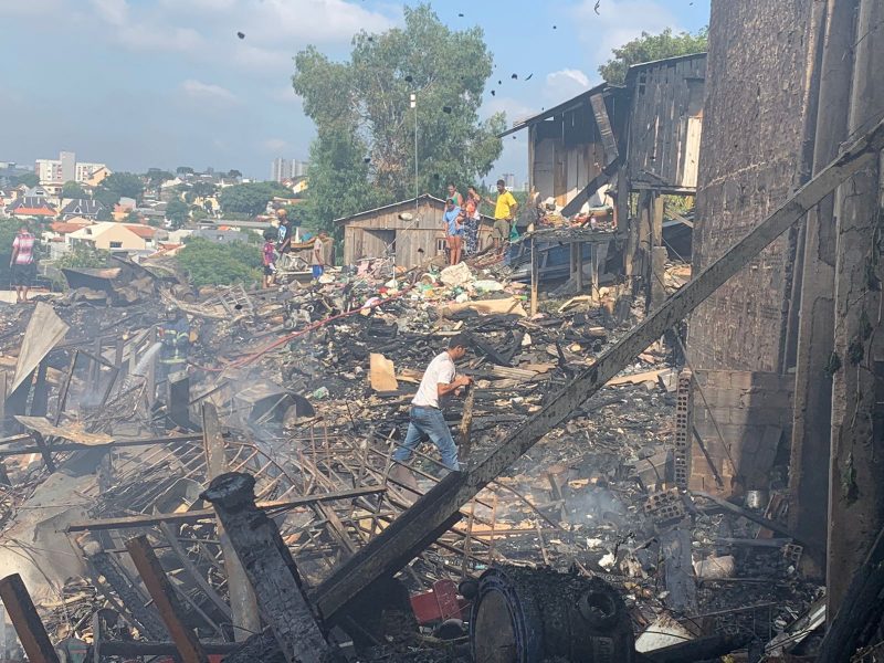 Incêndio destrói casas no bairro Parolin, em Curitiba; veja fotos
