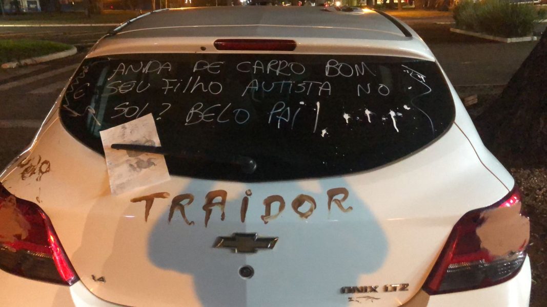 Mulher descobre suposta traição e vandaliza carro do marido; veja as fotos