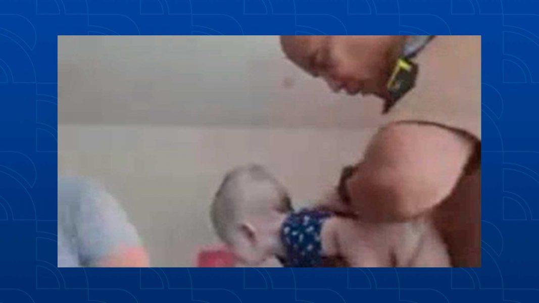 PMs interrompem audiência online para salvar bebê engasgada com leite; vídeo