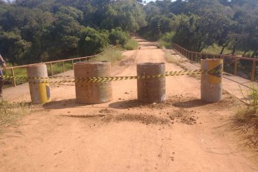 Ponte Preta que liga Ponta Grossa e Carambeí segue interditada por risco de desabamento