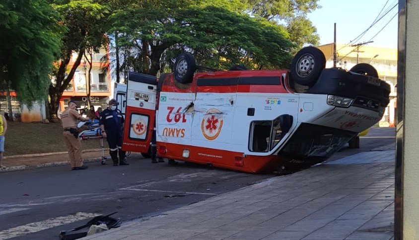 Ambulância do Samu capota depois de bater contra ônibus de Ivaiporã