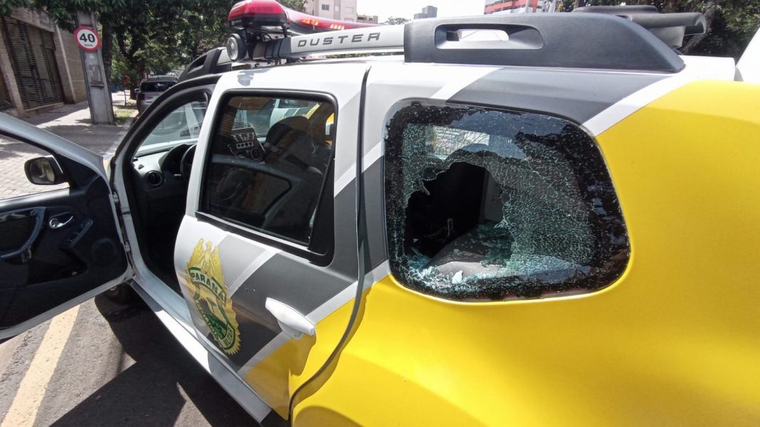 Idoso é agredido durante tentativa de assalto em Londrina e suspeito quebra viatura com cabeçada