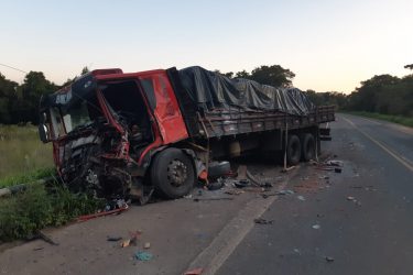 Caminhoneiro fica gravemente ferido em acidente entre dois caminhões nos Campos Gerais (PR)