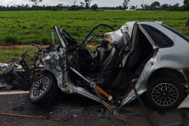 Motorista morre após carro bater de frente em caminhão no noroeste do Paraná