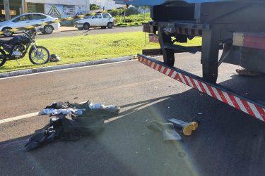 Motociclista fica gravemente ferido após bater na traseira de caminhão em Maringá