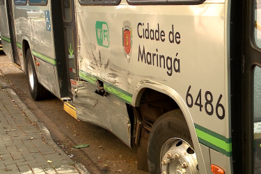 Batida entre dois ônibus deixa 12 pessoas feridas em Maringá