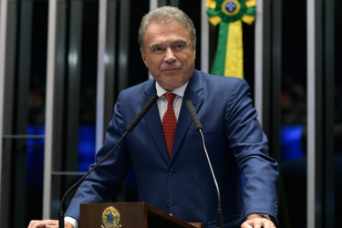 “Não descarto a hipótese de ser candidato ao governo”, diz Álvaro Dias