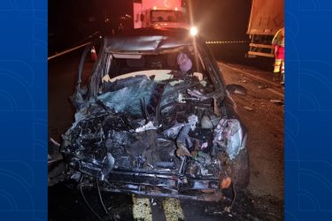 Motorista morre após carro bater de frente contra caminhão, na PR-323