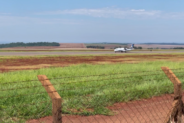 Avião com 68 passageiros faz pouso de emergência no aeroporto de Maringá