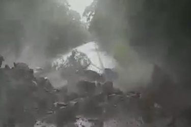 VÍDEO: Câmera dentro de carro flagra momento em que rochas deslizam na PR-182 e interditam rodovia